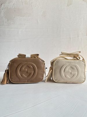 کیف دوشی زنانه مدل Gucci با طراحی مینیمال و بند آویز منگوله‌دار