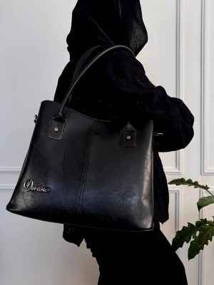 کیف چرمی مشکی با طراحی شیک و دسته‌های مقاوم