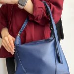 کیف زنانه دستی و دوشی سورمه‌ای مدل نرم و سبک کژوال