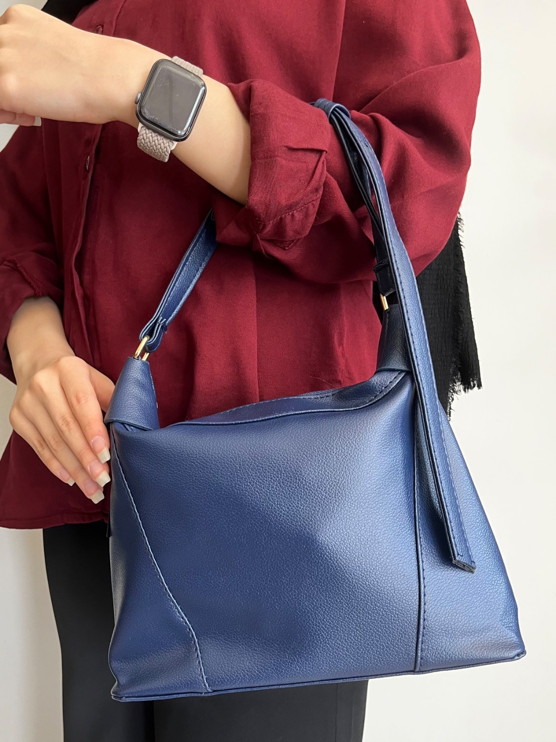 کیف زنانه دستی و دوشی سورمهای مدل نرم و سبک کژوال