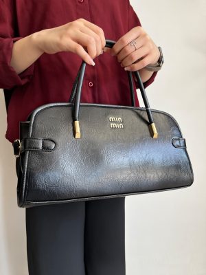 کیف دوشی پاسپورتی زنانه مشکی مدل MIU MIU